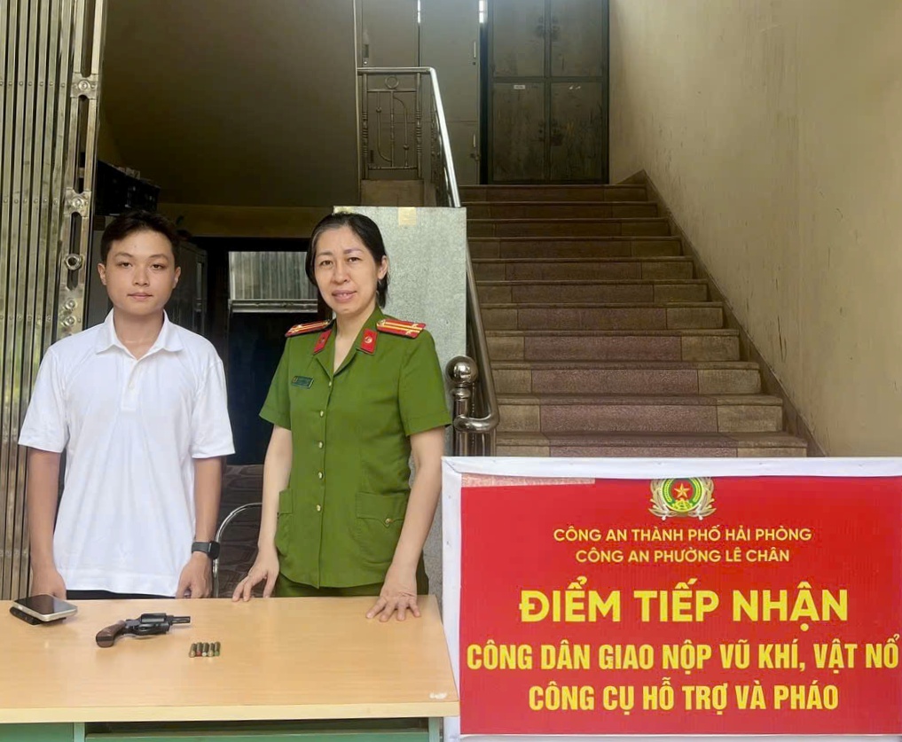 Công an phường Lê Chân: Vận động Nhân dân giao nộp 12 vũ khí, vật liệu nổ, công cụ hỗ trợ và pháo